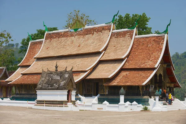 Luang Prabang Laos Abril 2012 Pessoas Não Identificadas Visitam Wat — Fotografia de Stock