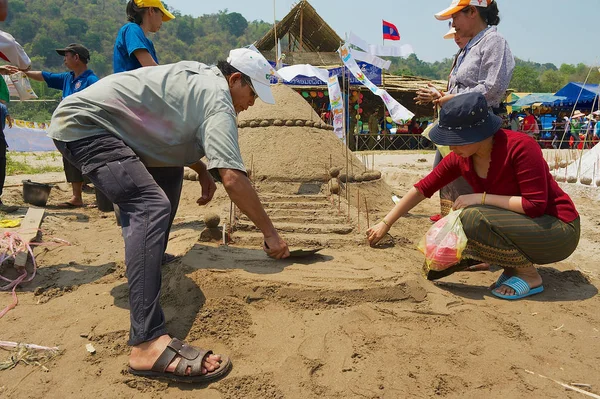 Luang Prabang Laos April 2012 Unidentified People Build Sand Pagoda — Stock Photo, Image