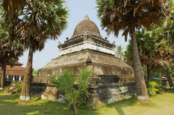 是老挝琅勃拉邦 Visounnarath 寺的麦墨佛塔 这是老挝琅勃拉邦最古老的寺庙 建于1512年 — 图库照片