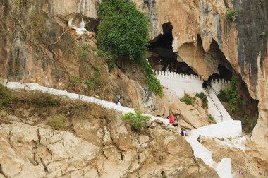 Luang Prabang, Laos - 12 Nisan 2012: Bir dikey kireçtaşı uçurumun Mekong izdiham, 4000'den fazla Buda resimler ve Luang Prabang, Laos Nam Ou nehirde Tham Ting mağaranın girişini.