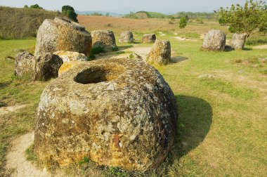 Bir düz bir kavanoz (Site #1) Phonsavan, Xienghouang province, Laos yakınındaki antik taş kavanozlarda. UNESCO Dünya Miras Listesi