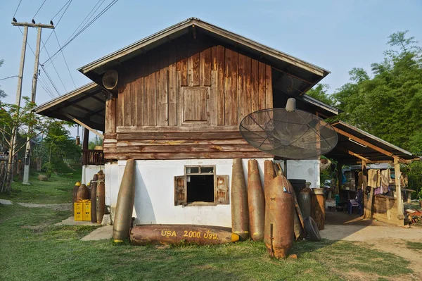 ポーンサワン郡 ラオス 2012 アメリカ不発 1965 1973 ラオスのポーンサワン郡の住宅の外にある町の爆破事件後採取 秘密戦争 — ストック写真