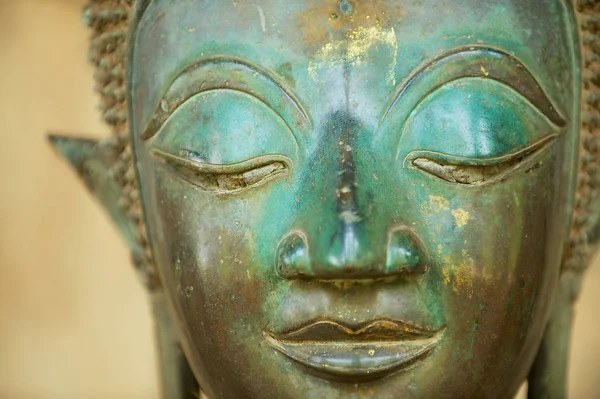 Közelről Egy Arc Egy Ősi Réz Buddha Szobor Kívül Hor — Stock Fotó