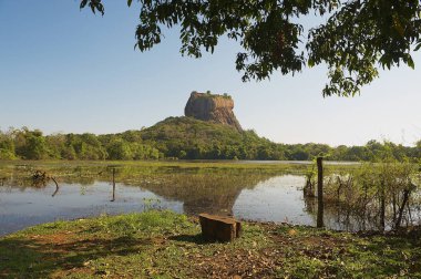 Sigiriya, Sri Lanka sudaki yansıması ile Sigiriya rock kaleye görüntüleyin. Unesco Dünya Mirası site Sigiriya olduğunu.