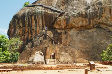 Sigiriya, Sri Lanka - 20 Mayıs 2011: Tanımlanamayan turist Sigiriya aslan kaya kale Sigiriya, Sri Lanka tırmanmak. Sigiriya Unesco Dünya Mirası listeleniyor.
