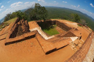Sigiria, Sri Lanka - 20 Mayıs 2011: görünümüne üstüne uçurum Sigiriya, Sri Lanka eski saray kalıntıları. Unesco Dünya Mirası site Sigiriya olduğunu.