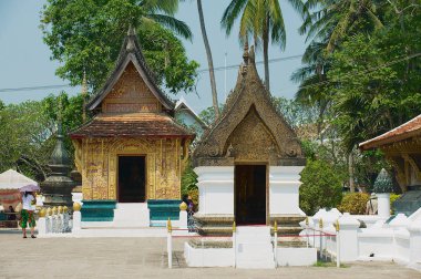 Luang Prabang, Laos - 16 Nisan 2012: Wat Xieng tanga Luang Prabang, Laos, kimliği belirsiz kişi ziyaret.