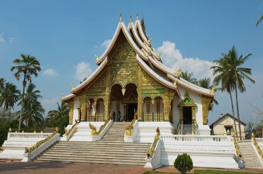 Luang Prabang, Laos - 16 Nisan 2012: Tanımlanamayan turist Haw Kham (Kraliyet Sarayı) Luang Prabang, Laos karmaşık, Budist tapınağını ziyaret.