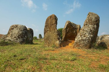 Bir düz bir kavanoz (Site #1) Phonsavan, Xienghouang province, Laos yakınındaki antik taş kavanoz