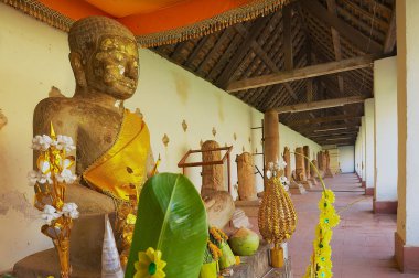 Vientiane, Laos - 23 Nisan 2012; Buda heykeli olduğunu Luang Stupa Vientiane, Laos, taze teklifleri ile.