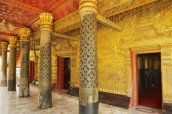 Luang Prabang Laos Abril 2012 Elaborar Decoração Fachada Dourada Templo — Fotografia de Stock