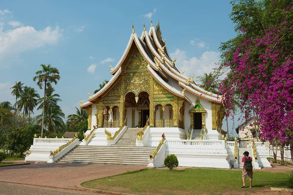 琅勃拉邦 2012年4月13日 不知名的游客在老挝琅勃拉邦皇家皇宫博物馆拍摄山楂临浜寺的照片 — 图库照片