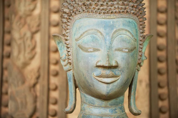 在老挝万象的 Keo 前翡翠佛庙 外的一尊古铜佛像的脸上特写 — 图库照片