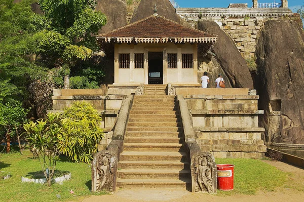 Anuradhapura Sri Lanka Maja 2011 Niezidentyfikowanych Osób Odwiedza Kamiennej Świątyni — Zdjęcie stockowe