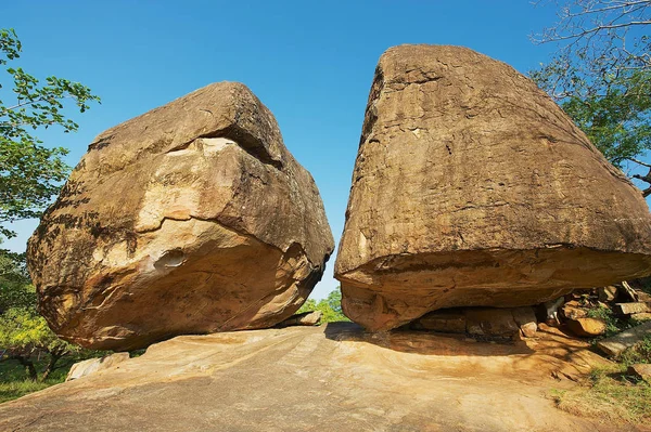 Antiguos Monjes Meditación Cuevas Bajo Grandes Rocas Anuradhapura Sri Lanka —  Fotos de Stock
