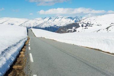 Aurland ile Laerdal arasındaki Bjorgavegen dağ yolu. Kenarları hala Haziran ayında Sogn og Fjordane, Norveç 'te karla kaplı..