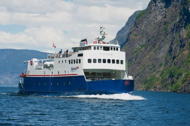 Flam, Norveç - Haziran 08,2012: Feribot Tekne gelene bağlantı noktasına Flam, Norveç'te Aurlandsfjord,.