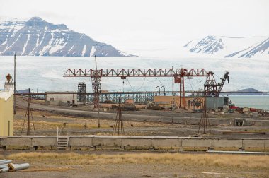 Longyearbyen, Norveç - 03 Eylül 2011: Görünümüne liman ve buzul terk edilmiş Rus arctic yerleşim Pyramiden, Norveç.