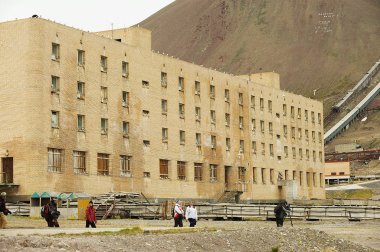 Pyramiden, Norveç - 03 Eylül 2011: Tanımlanamayan turist ziyaret ıssız Rus arctic yerleşim Pyramiden, Norveç.