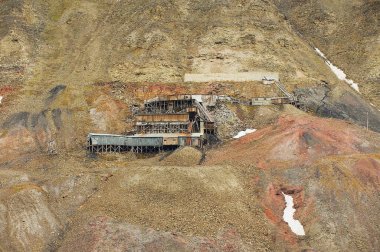 Longyearbyen, Norveç - 01 Eylül 2011: Longyearbyen, Norveç'te yamaç, Bina terk edilmiş kutup kömür madeni görünümüne.