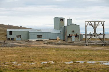 Longyearbyen, Norveç - 01 Eylül 2011: Görünüm Longyearbyen, Norveç'te terk edilmiş kutup Kömür Maden ocak donatım için.