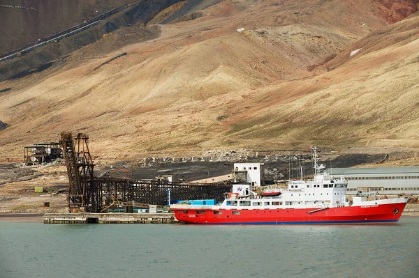 Pyramiden Norwegen September 2011 Schiff Wird Pier Der Verlassenen Russischen — Stockfoto