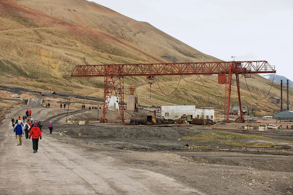 Pyramiden Norway September 2011 Unidentified Tourists Visit Abandoned Russian Arctic — Stock Photo, Image