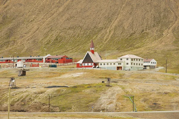 Longyeaarbyen, Norveç - 01 Eylül 2011: Görünümüne lutheran Kilisesi ve konut Longyearbyen, Norveç.