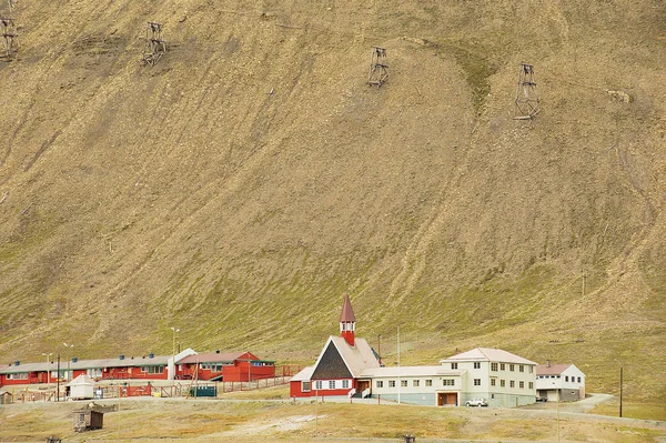 ルーテル教会 ロングイェールビーン ノルウェーの丘の斜面で放棄された石炭輸送用機器の住宅 Longyeaarbyen ノルウェー 2011 ビュー — ストック写真