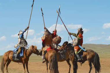 Ulaanbaatar, Moğolistan - 17 Ağustos 2006: Tanımlanamayan Moğol at binici almak bölüm içinde Cengiz Han dönemi geleneksel tarihsel gösteri Ulan Batur, Moğolistan.