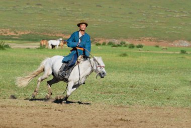 Harhorin, Moğolistan - 19 Ağustos 2006: Tanımlanamayan geleneksel kostüm giyen adam ata bir bozkır içinde geri Harhorin, Moğolistan'rides Moğol.