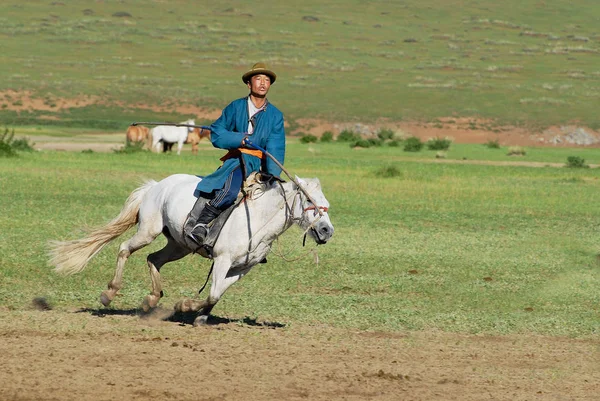 Kharkhorin 2006年8月19日 Kharkhorin 的一个草原上身穿传统服装骑马回来的不知名的蒙古人 — 图库照片