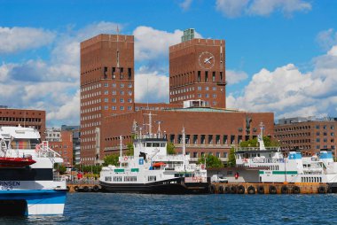 Oslo, Norveç - Haziran 10, 2006: Liman ve Belediye Binası Oslo, Norveç'te görünümüne.