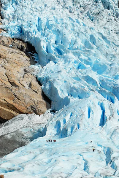 Άνθρωποι Πεζοπορία Παγετώνα Jostedalsbreen Τον Μεγαλύτερο Παγετώνα Στην Ηπειρωτική Ευρώπη — Φωτογραφία Αρχείου