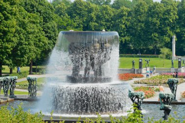 Oslo, Norveç - 06 Haziran 2006: Oslo, Norveç'te Gustav Vigeland sanat ile şık park kimliği belirsiz kişi ziyaret.