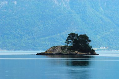 Yaz yatay, kırsal Norveç'te gölün ortasında bir lonely Island.