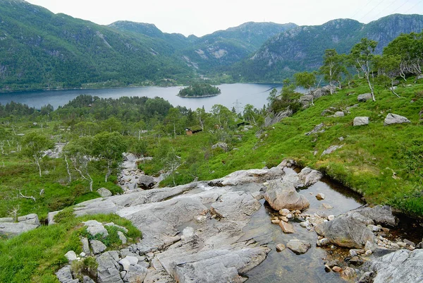 Sommerlandschaft Mit Bergen See Und Kleinem Dampf Vordergrund Ländlichen Norwegen — Stockfoto