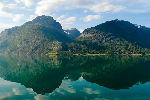 Paisagem Verão Com Montanhas Céu Refletindo Fiorde Noruega Rural — Fotografia de Stock