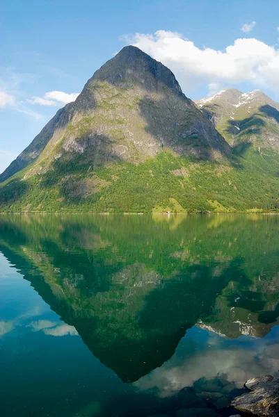 Summer Krajobraz Górami Niebo Odbijające Fiord Norwegii Obszarów Wiejskich — Zdjęcie stockowe