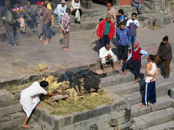 尼泊尔加德满都 2005年11月27日 在尼泊尔加德满都的 Bagmati 河岸帕斯帕提那寺 身份不明的人参加传统火葬仪式 — 图库照片