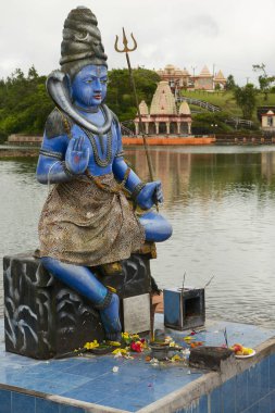 Grand Bassin, Mauritius - 02 Aralık 2012: Ganga Talao (Grand Bassin) Hindu Tapınağı, Mauritius, Shiva heykeli. Vadodara, Gujarat, Hindistan Sursagar gölde Shiva heykeli bir kopyasıdır.