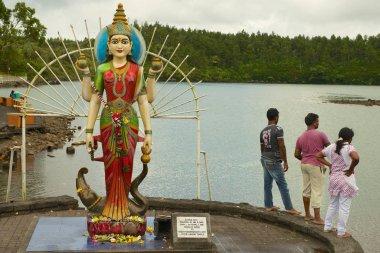 Grand Bassin, Mauritius - 02 Aralık 2012: Kimliği belirsiz kişi Ganga Talao (Grand Bassin) Hindu Tapınağı, Mauritius ziyaret. Vadodara, Gujarat, Hindistan Sursagar gölde Shiva heykeli bir kopyasıdır.