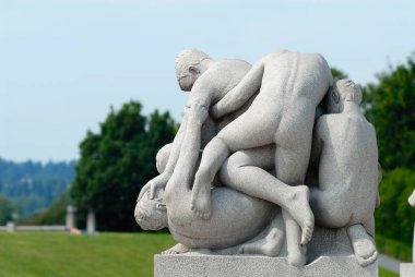 Oslo, Norveç - 06 Temmuz 2006: Gustav Vigeland açık hava şık Park Oslo, Norveç ünlü sanatçı tarafından yapılan granit heykel.