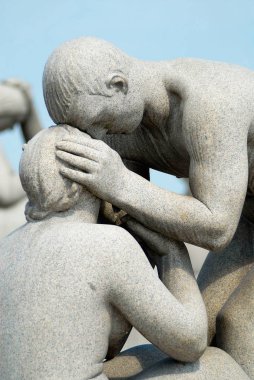 Oslo, Norveç - 06 Temmuz 2006: Gustav Vigeland açık hava şık Park Oslo, Norveç ünlü sanatçı tarafından yapılan granit heykel.