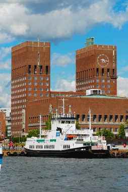 Oslo, Norveç - Haziran 10, 2006: Liman ve Belediye Binası Oslo, Norveç'te görünümüne.