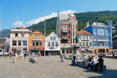 Bergen, Norveç - 04 Temmuz 2006: Kimliği belirsiz kişiler Meydanı Bergen, Norveç şehrin tarihi merkezinde sıcak ve güneşli yaz gününde sakin ol.