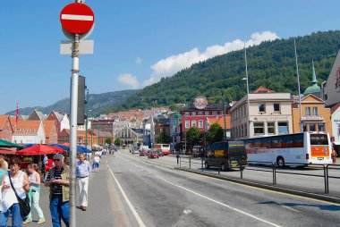 Bergen, Norveç - 04 Temmuz 2006: Bergen, Norveç'te şehrin tarihi merkezine sokak görünümüne