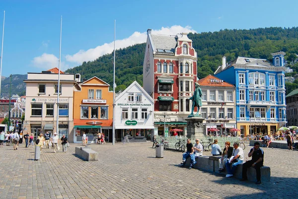 Bergen, Norveç - 04 Temmuz 2006: Kimliği belirsiz kişiler Meydanı Bergen, Norveç şehrin tarihi merkezinde sıcak ve güneşli yaz gününde sakin ol.
