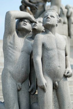 Oslo, Norveç - 06 Temmuz 2006: Gustav Vigeland açık hava şık Park Oslo, Norveç ünlü sanatçı tarafından yapılan granit heykel parçası.