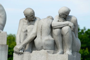 Oslo, Norveç - 06 Temmuz 2006: Gustav Vigeland açık hava şık Park Oslo, Norveç ünlü sanatçı tarafından yapılan granit heykel.